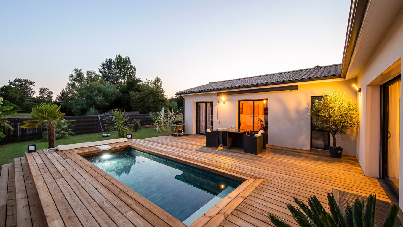 Piscine slim de nuit dans petit jardin