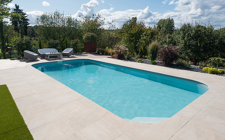 piscine avec décor en pierre pour une teinte claire