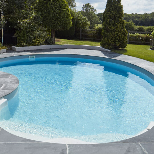 Piscine en forme de haricot avec escalier entrant