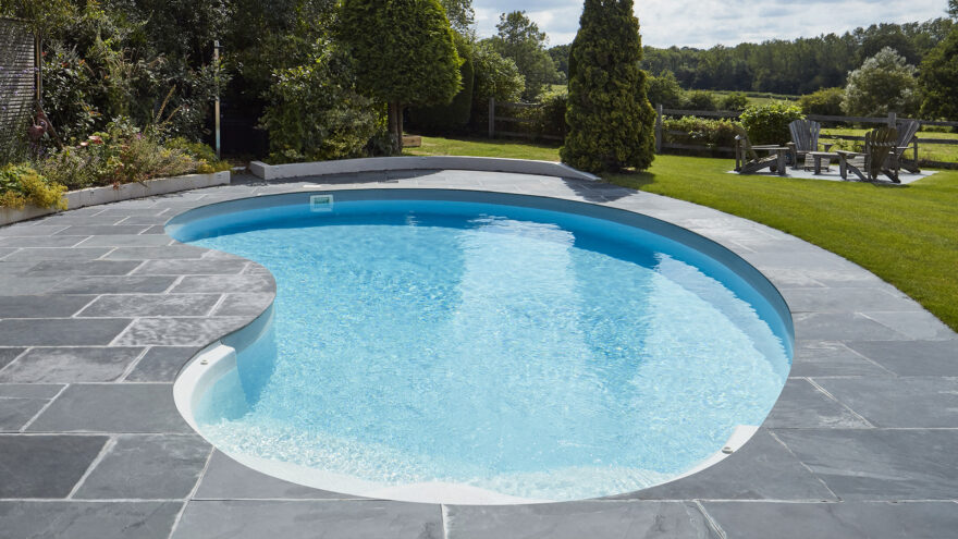 Piscine en forme de haricot avec escalier entrant