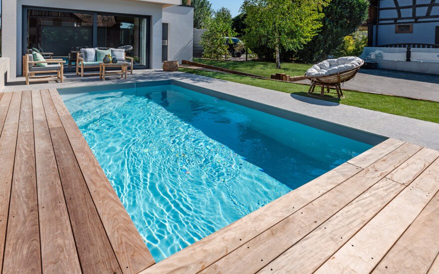 Piscine rectangle en kit avec escalier confort