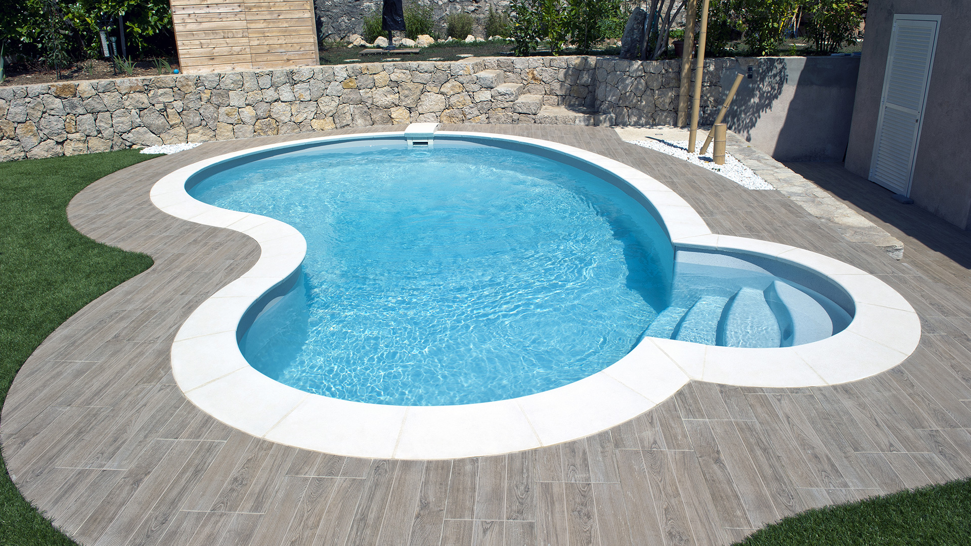 Piscine en forme de haricot avec escalier sortant