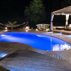 Superbe piscine haricot Eva éclairée de nuit