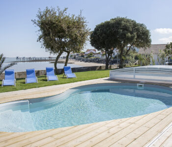Piscine en forme de haricot Eva et son abris de piscine télescopique