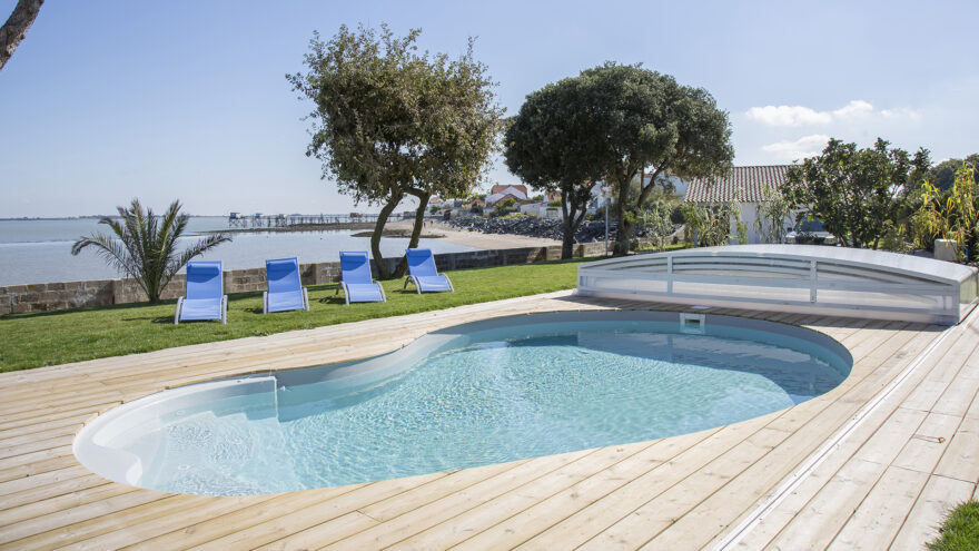 Piscine en forme de haricot Eva et son abris de piscine télescopique