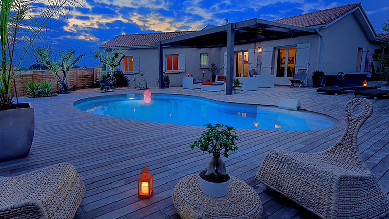 Photo d'une piscine éclairée au crépuscule