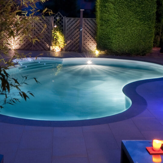 Eclairage piscine : projecteurs, ampoules, spots et mobilier