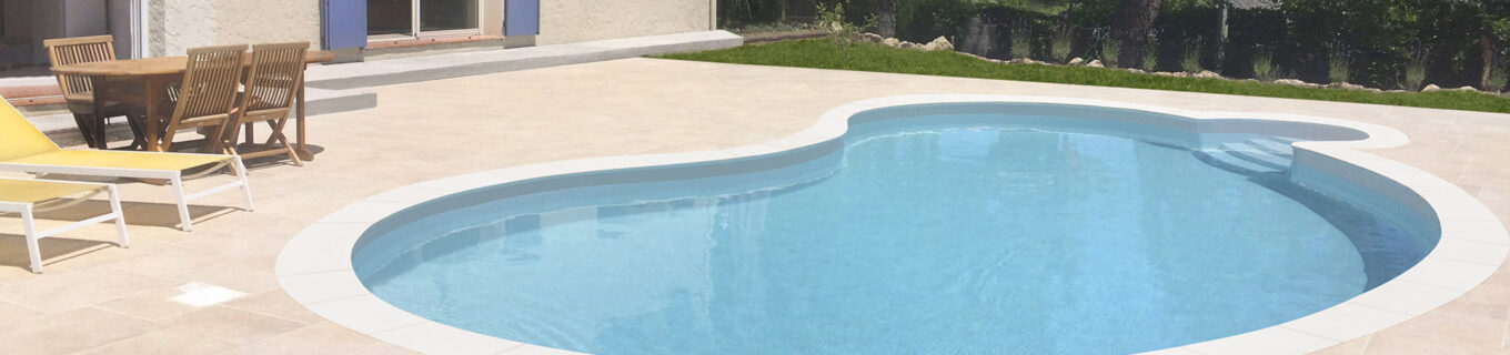 Piscine haricot avec margelles et escalier sortant