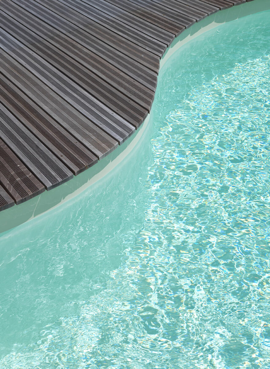 un liner aux reflets de la Mer des Caraïbes pour une piscine design