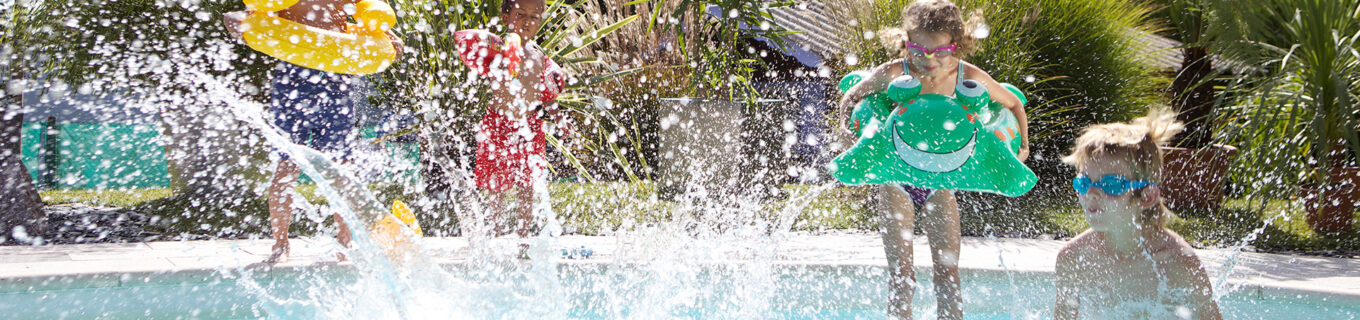 Groupe d'enfants qui sautent dans une piscine Waterair