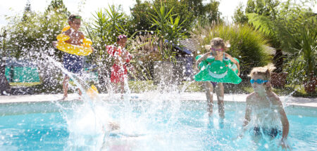 Groupe d'enfants qui sautent dans une piscine Waterair