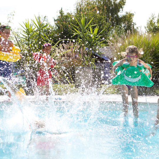 Groupe d'enfants qui sautent dans une piscine Waterair