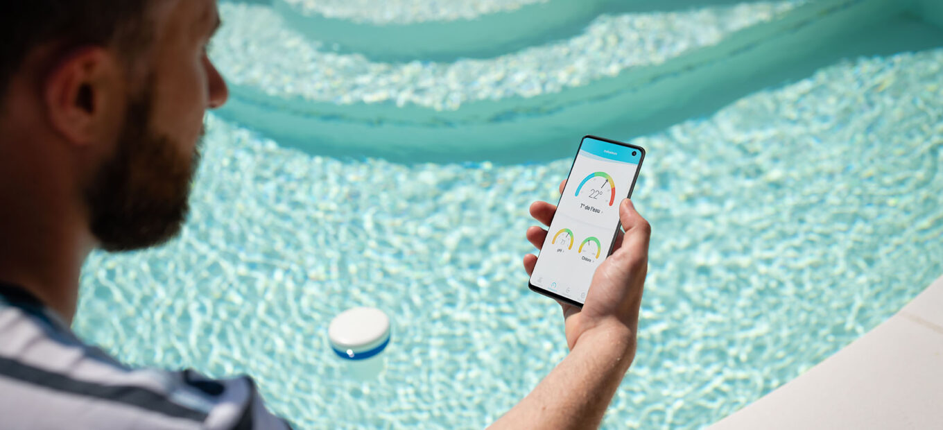 Utilisation de l’application easy care waterair pour relever les paramètres de l’eau de la piscine