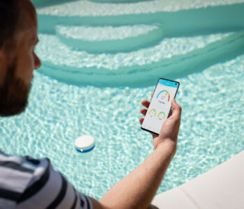 Utilisation de l’application easy care waterair pour relever les paramètres de l’eau de la piscine