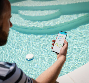 Utilisation de l’application easy care waterair pour relever les paramètres de l’eau de la piscine