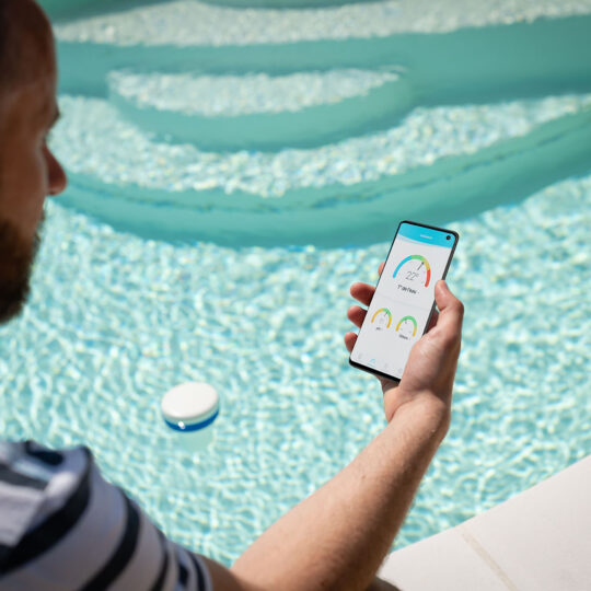 Utilisation de l’application easy care waterair pour relever les paramètres de l’eau de la piscine