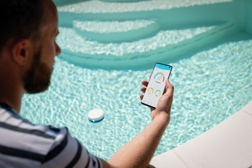 Utilisation de l’application easy care waterair pour relever les paramètres de l’eau de la piscine