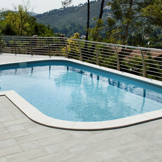 Piscine rectangulaire avec escalier sortant sur terrasse avec vue