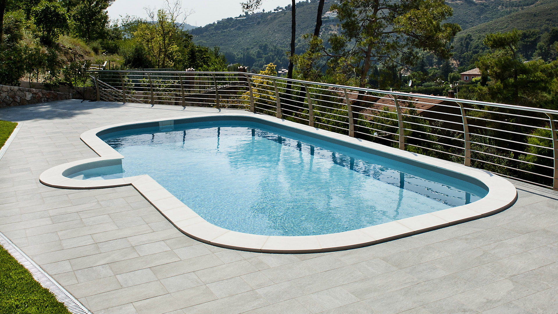 Piscine rectangulaire avec escalier sortant sur terrasse avec vue