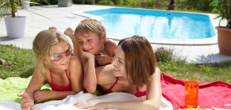 Famille au bord d'une piscine Waterair