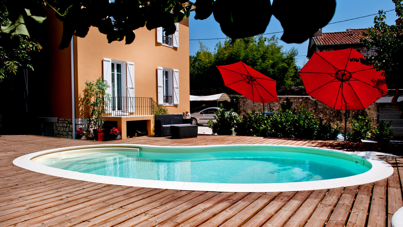 Piscine familiale haricot avec escalier Pacio