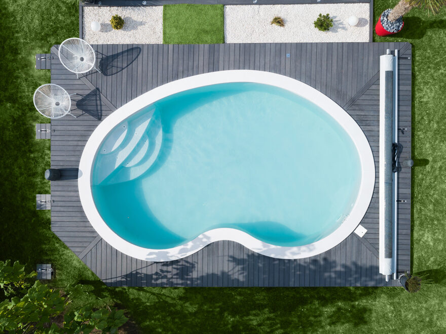 couverture piscine forme haricot - Modèle Sofia de chez Waterair avec couverture Solae