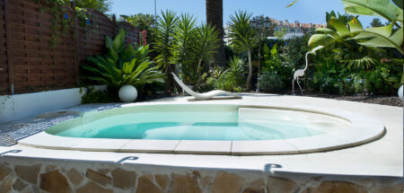 mini piscine Lola sur une terrasse surélevée