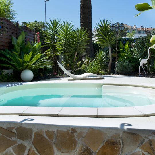 mini piscine Lola sur une terrasse surélevée