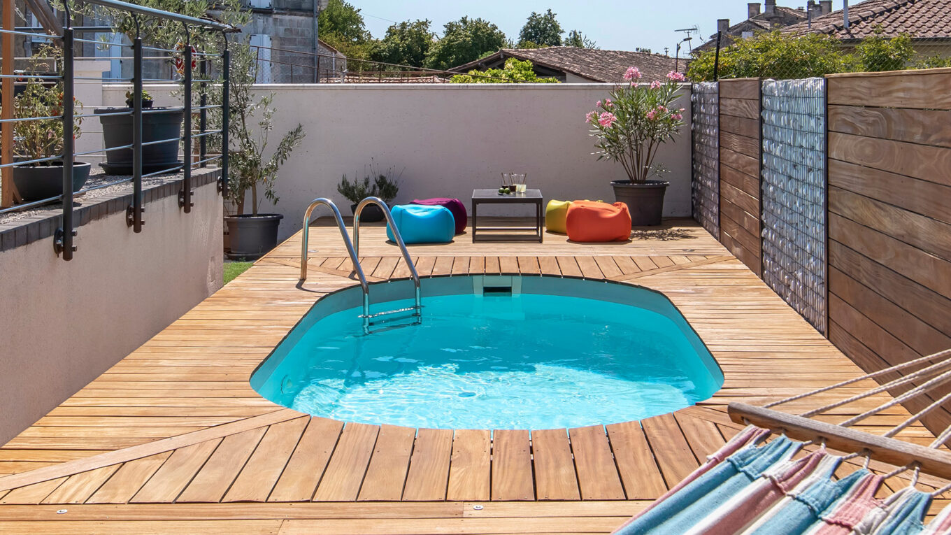 Petite piscine Olivia mini avec terrasse bois