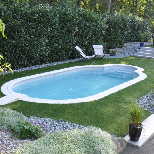 Piscine Olivia ovale avec filtration intégrée et escalier sortant