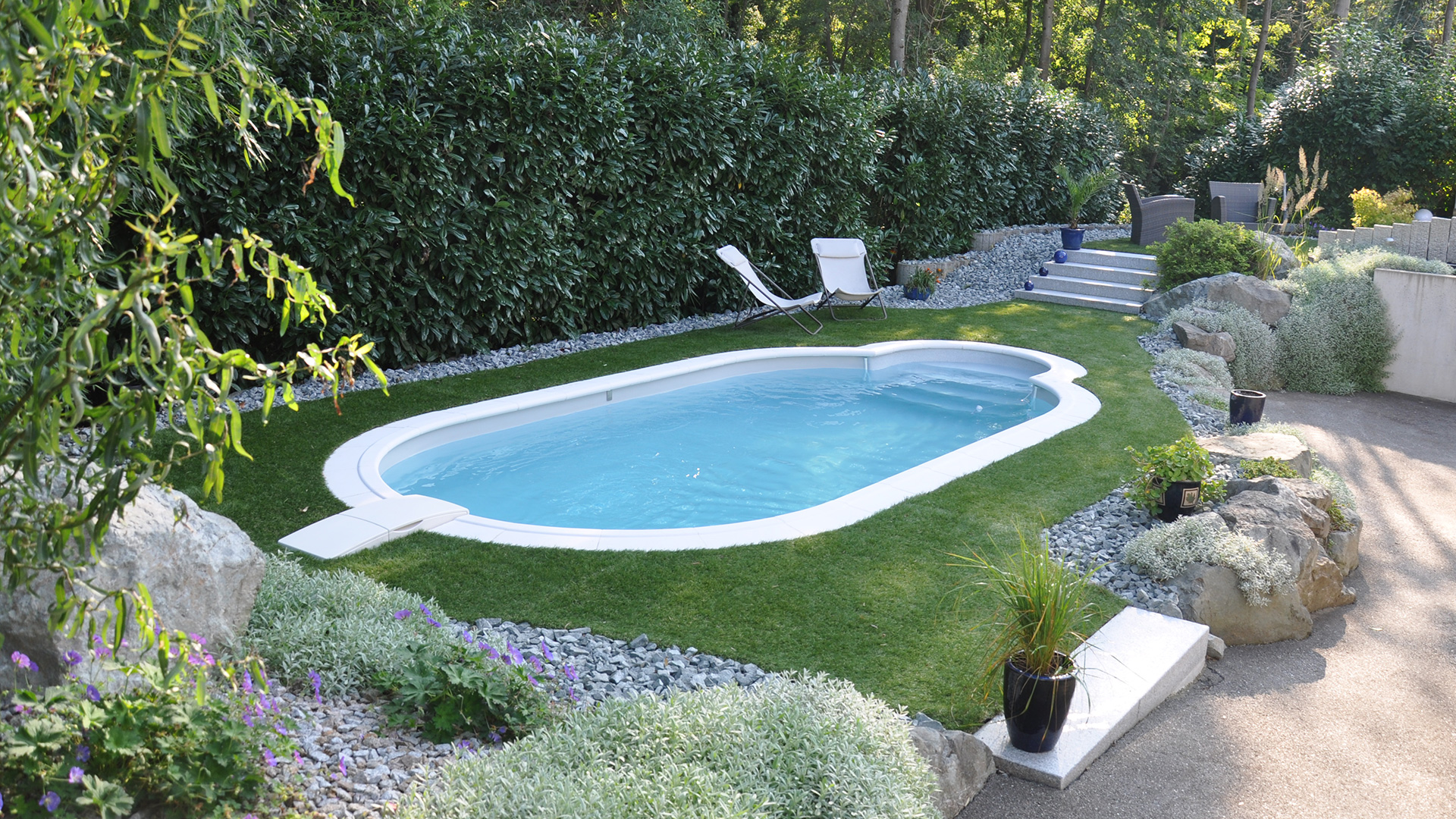 Piscine Olivia ovale avec filtration intégrée et escalier sortant