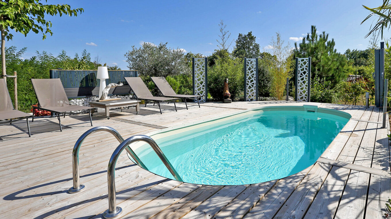 petite piscine ovale enterrée