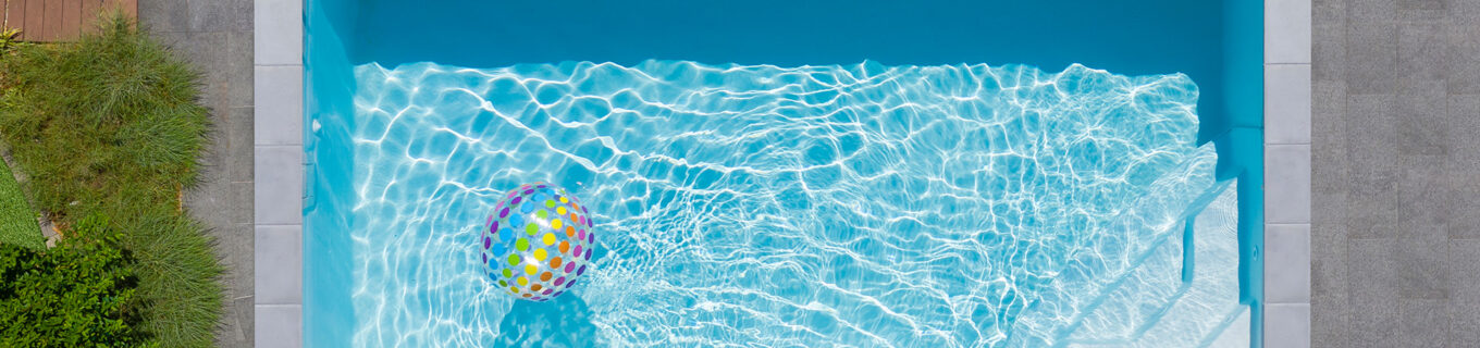 Piscine rectangulaire avec plage grise