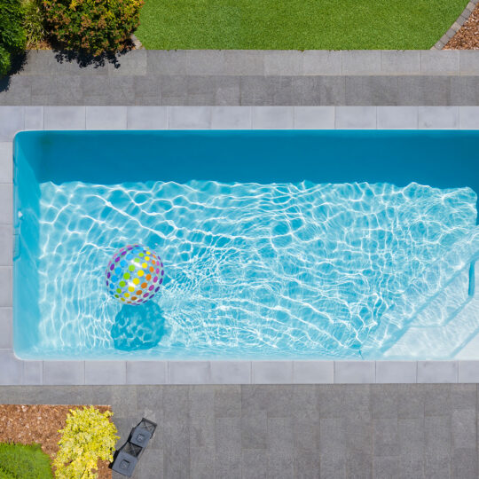 Piscine rectangulaire avec plage grise