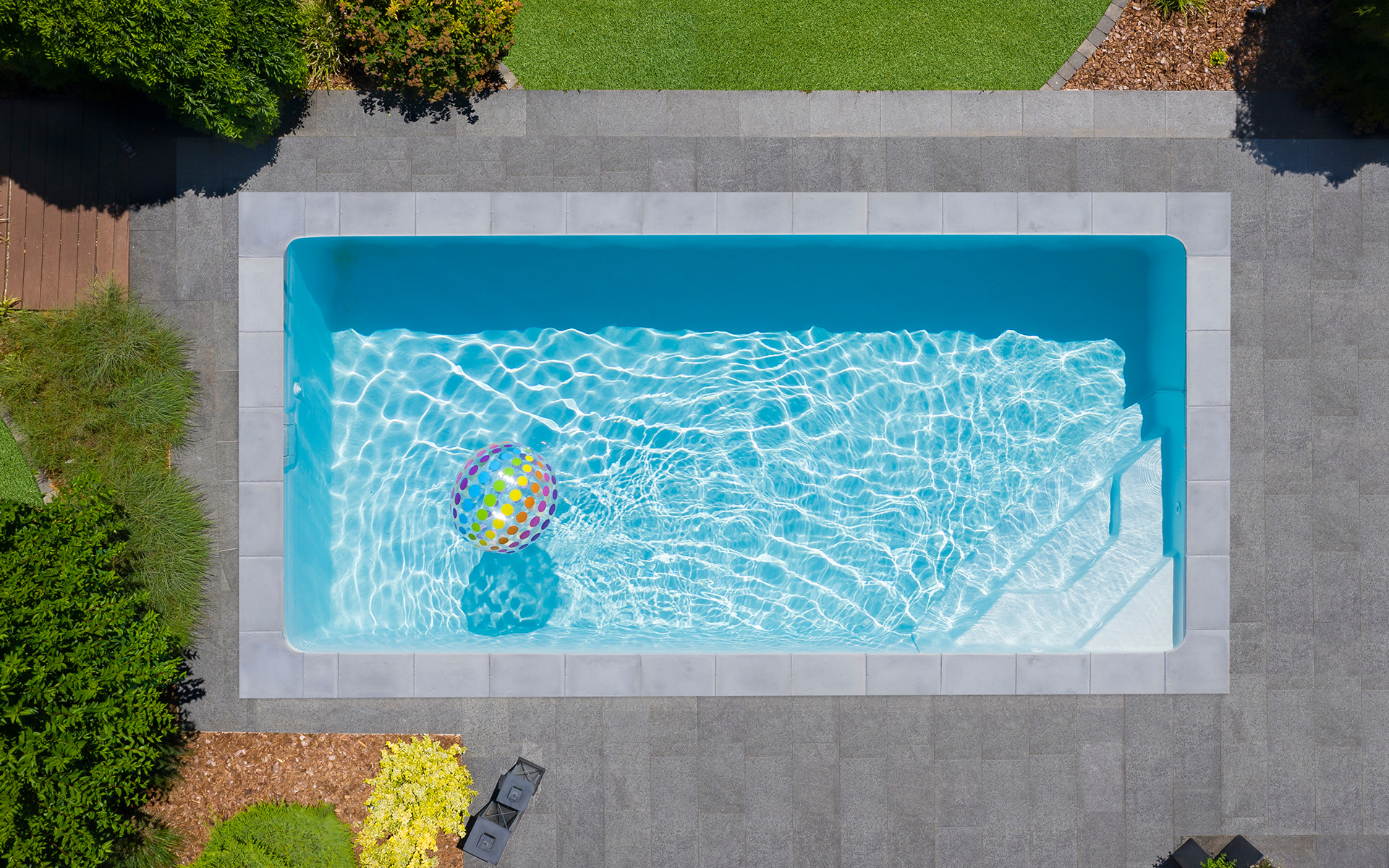 Piscine rectangulaire avec plage grise