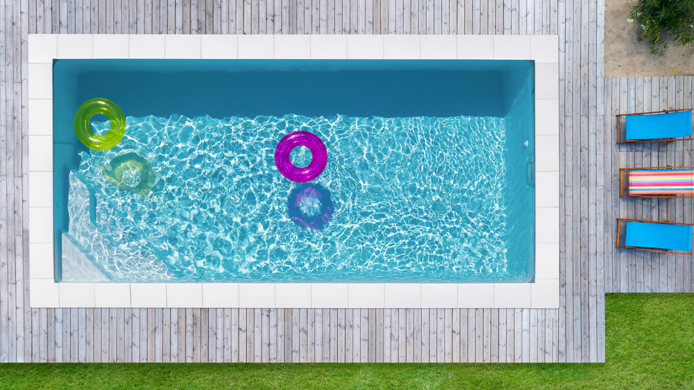 Piscine rectangle avec plage bois