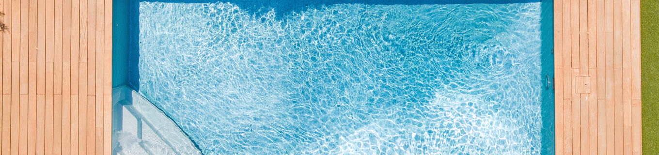 Piscine rectangle avec plage bois