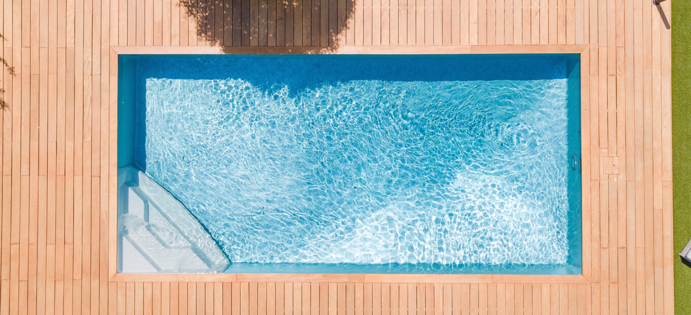 Piscine rectangle avec plage bois