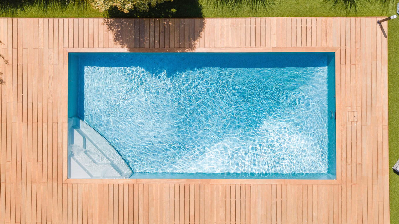 Piscine rectangle avec plage bois