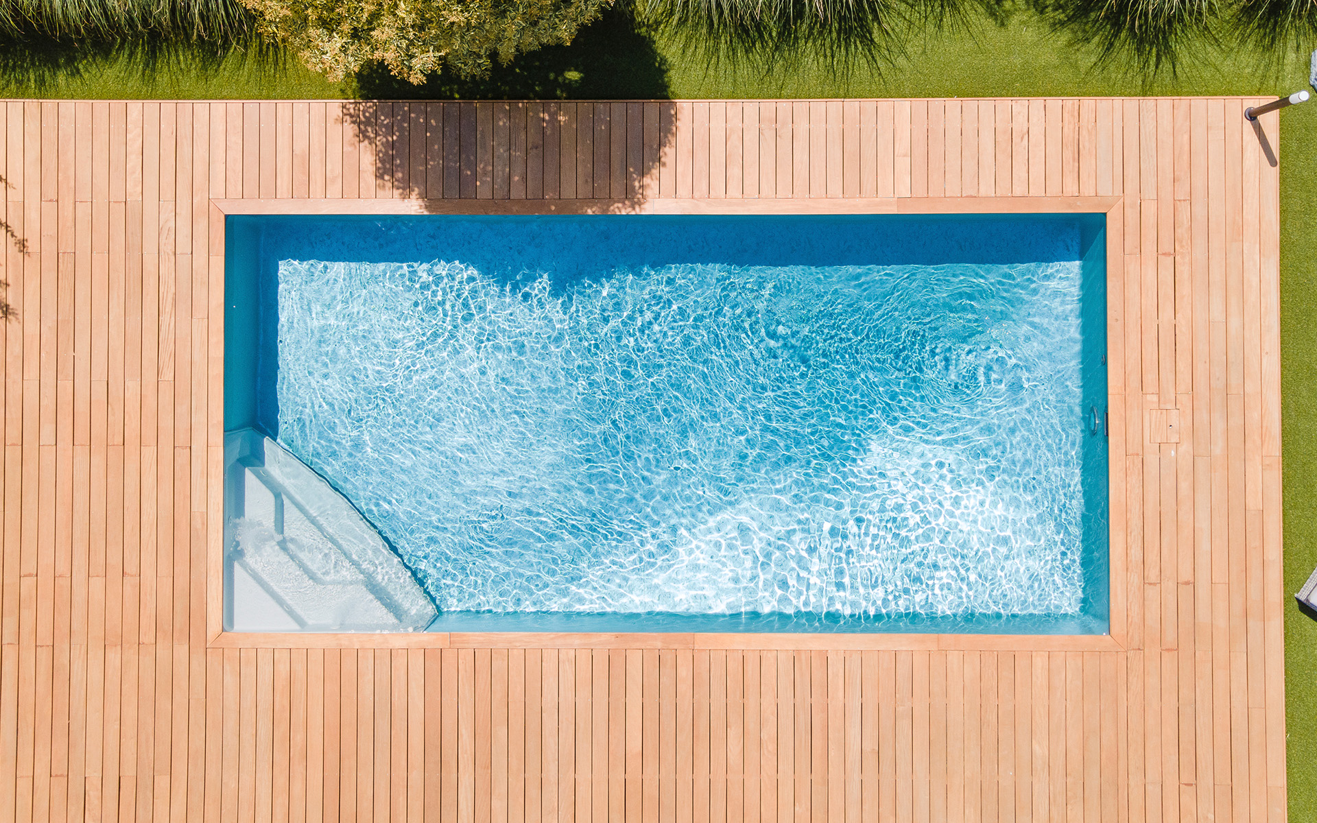 Piscine rectangle avec plage bois