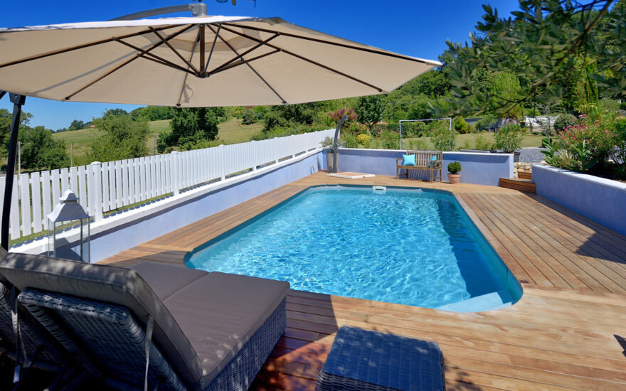 Piscine rectangle modèle Sara avec escalier intégré et plage bois