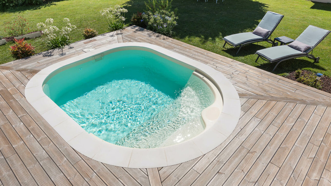 La piscine bien-être est un véritable espace détente au cœur du jardin !
