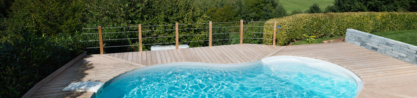 Piscine haricot escalier entrant et plage en bois