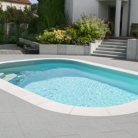 Piscine sara mini sur terrasse en dalles de béton