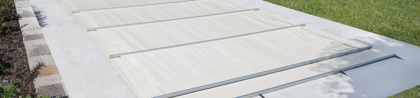 Photo d'une couverture de piscine Solae blanche