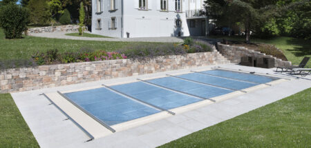 Couverture de piscine sécurisante et chauffante Solae par Piscines Waterair