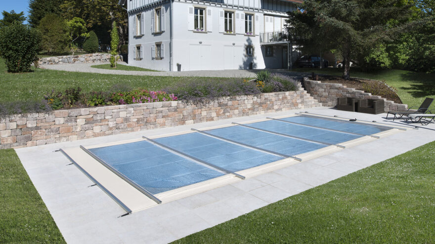 Couverture de piscine sécurisante et chauffante Solae par Piscines Waterair