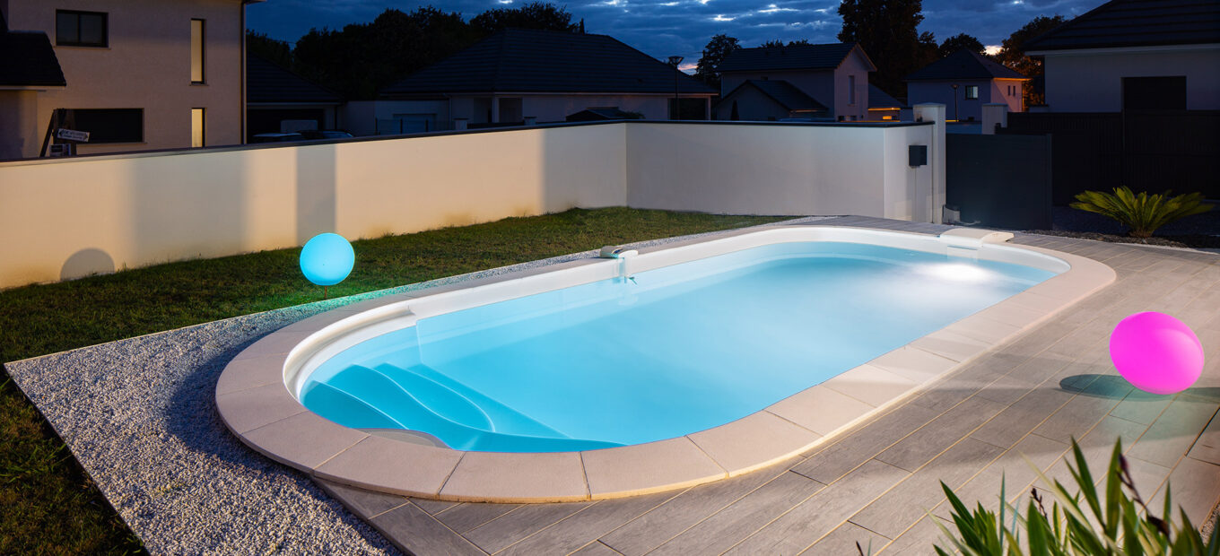 Piscine tout confort avec escalier