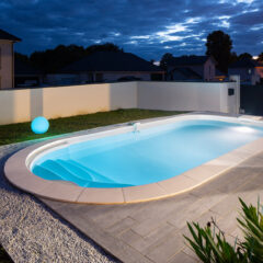 Piscine tout confort avec escalier