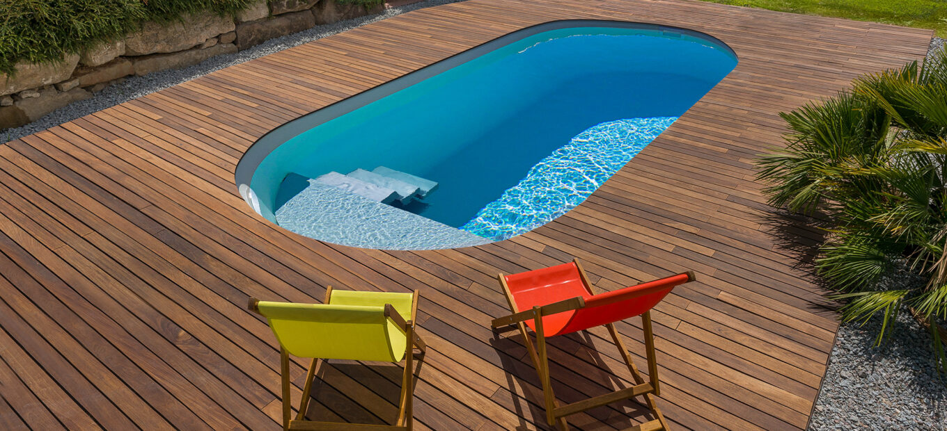 Piscine avec banquette et escalier